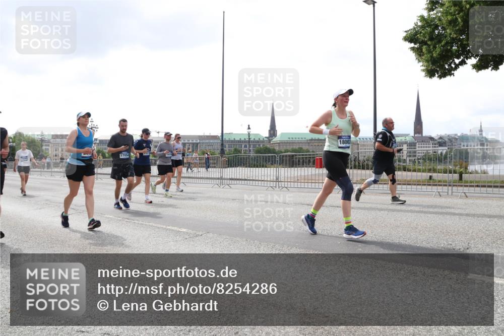 29.06.2025 - hella hamburg halbmarathon Lena Gebhardt http://msf.ph/oto/8254286 29.06.2025 10:45:48 Lombardsbrücke 1004, 1033, 1060, 1085, 1100, 1104, 1421, 1426, 1555, 1713, 1854, 1867, 1868, 1983, 2008, 2216, 2217, 2398, 2522, 2550, 2657, 2664, 2917, 2954, 2965, 2973, 3357, 3377, 4104, 4223, 4224, 4306, 4317, 4388, 4572, 5044, 5339, 5635, 5703, 5769, 5770, 5892, 5949, 6133, 6150, 6333, 6623, 6763, 6911, 6922, 7268, 7283, 7356, 7530, 7541, 7605, 7859, 7894, 8745, 9120, 9121, 9426, 9620, 10030, 10182, 10225, 10327, 10329, 10367, 10511, 11358 meine-sportfotos.de