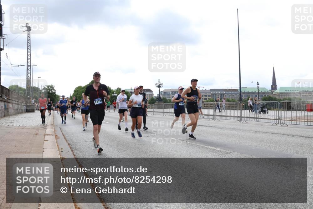 29.06.2025 - hella hamburg halbmarathon Lena Gebhardt http://msf.ph/oto/8254298 29.06.2025 10:34:17 Lombardsbrücke 1417, 1672, 1705, 1787, 2023, 2265, 2412, 2464, 2482, 2496, 2510, 2511, 2526, 2801, 2933, 3145, 3264, 3340, 3345, 3829, 3848, 4479, 4540, 4807, 4824, 4826, 5561, 5584, 5609, 5691, 6034, 6105, 6171, 6329, 6364, 6516, 6571, 6574, 6956, 7027, 7324, 7329, 7565, 7644, 8202, 8277, 8349, 8375, 8377, 8383, 8401, 8705, 8965, 9094, 9379, 9875, 9995, 10007, 10071, 10360, 10564, 11872, 13957, 16238, 16390, 16682, 16919, 17230, 18158, 18941 meine-sportfotos.de