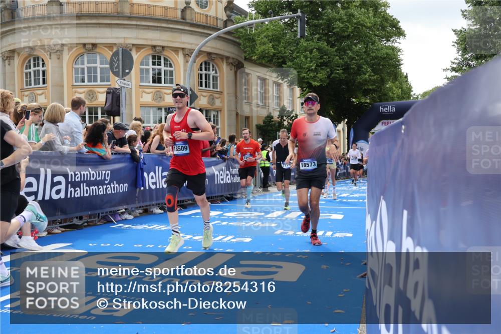 29.06.2025 - hella hamburg halbmarathon Strokosch-Dieckow http://msf.ph/oto/8254316 29.06.2025 10:41:26 Ziel 1570, 2579, 2797, 3204, 4303, 4893, 5987, 6771, 7432, 7774, 7796, 8358, 10783, 10894, 12588, 13457, 14275, 14555, 16816, 17159, 17882, 18412, 18442, 18491, 18509, 18573 meine-sportfotos.de
