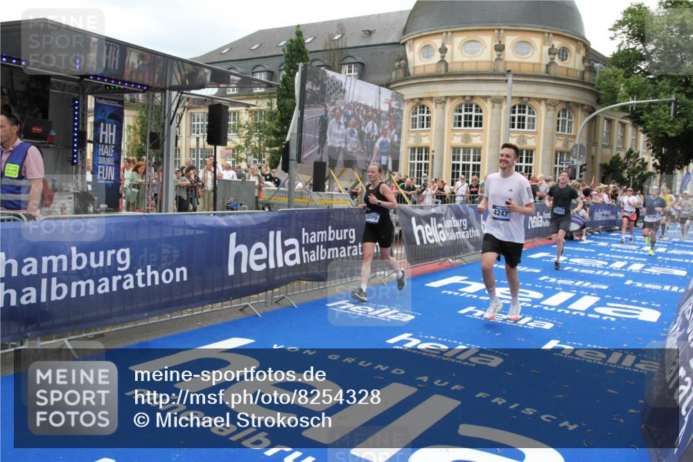 29.06.2025 - hella hamburg halbmarathon Michael Strokosch http://msf.ph/oto/8254328 29.06.2025 10:50:28 Ziel 4127, 4247, 6795, 8899, 11455, 12035, 12624, 14034, 14626, 17319, 18394 meine-sportfotos.de