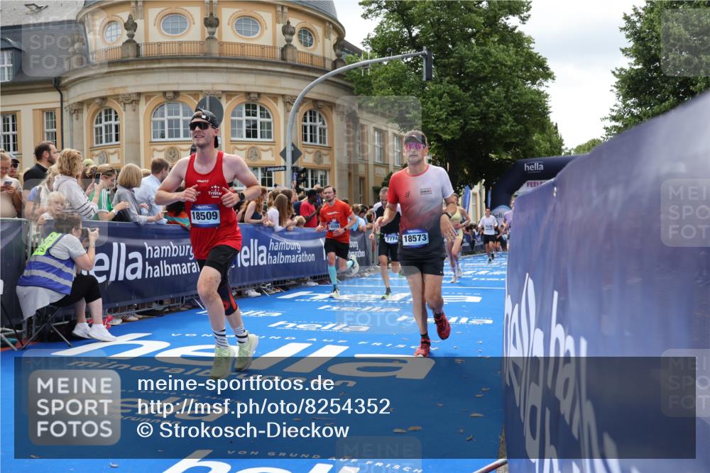 29.06.2025 - hella hamburg halbmarathon Strokosch-Dieckow http://msf.ph/oto/8254352 29.06.2025 10:41:27 Ziel 1570, 2579, 2797, 3204, 4893, 5987, 6771, 7432, 7774, 7796, 8358, 9885, 10783, 10894, 12588, 13457, 14275, 14555, 16084, 16816, 17159, 17882, 18412, 18442, 18491, 18509, 18573 meine-sportfotos.de