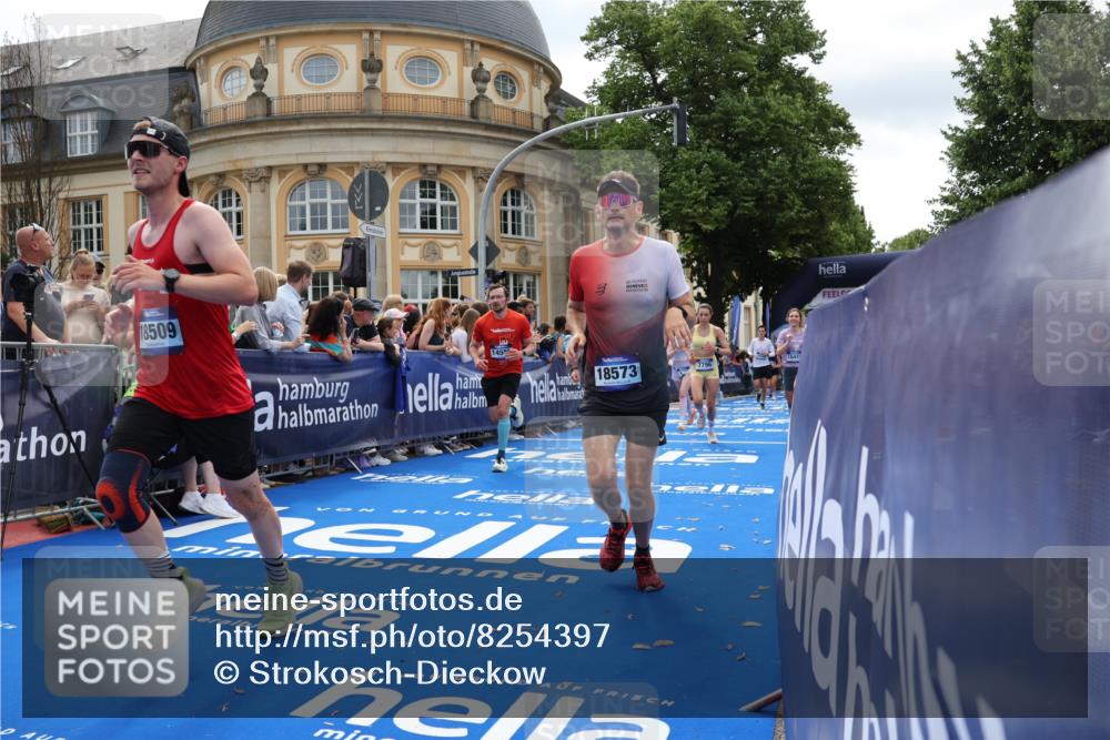29.06.2025 - hella hamburg halbmarathon Strokosch-Dieckow http://msf.ph/oto/8254397 29.06.2025 10:41:27 Ziel 1570, 2579, 2797, 3204, 4893, 5987, 6771, 7432, 7774, 7796, 8358, 9885, 10783, 10894, 12588, 13457, 14275, 14555, 16084, 16816, 17159, 17882, 18412, 18442, 18491, 18509, 18573 meine-sportfotos.de