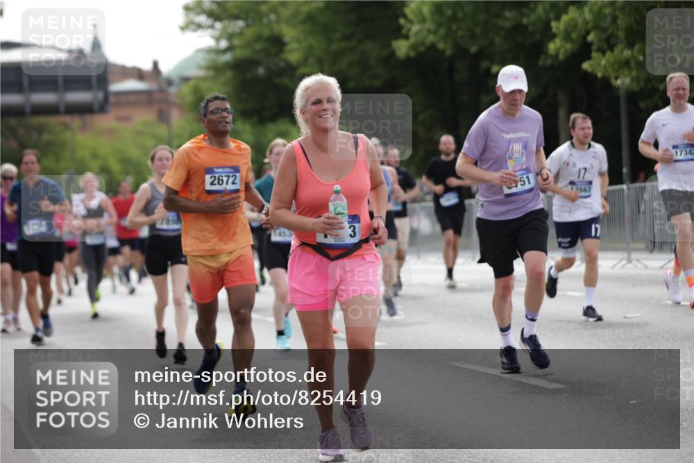 29.06.2025 - hella hamburg halbmarathon Jannik Wohlers http://msf.ph/oto/8254419 29.06.2025 10:31:25 Lombardsbrücke 1235, 1373, 1844, 1879, 2384, 2672, 2831, 2832, 3221, 3239, 3358, 3396, 3397, 3424, 3571, 3681, 3751, 3752, 4877, 5156, 5965, 6160, 6640, 6718, 6727, 7334, 7816, 7898, 8304, 8620, 8806, 9078, 9104, 9478, 9812, 9882, 9883, 10148, 10421, 10435, 10653, 11178, 12319, 12381, 12663, 12758, 14536, 14793, 15102, 16310, 16541, 17043, 17118, 17342, 17362, 18283, 18428, 18433, 18613, 18629, 18838, 19068, 19233 meine-sportfotos.de
