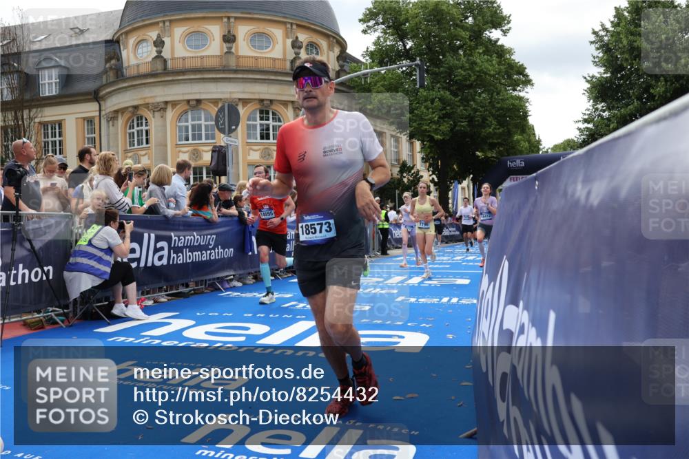 29.06.2025 - hella hamburg halbmarathon Strokosch-Dieckow http://msf.ph/oto/8254432 29.06.2025 10:41:27 Ziel 1570, 2579, 2797, 3204, 4893, 5987, 6771, 7432, 7774, 7796, 8358, 9885, 10783, 10894, 12588, 13457, 14275, 14555, 16084, 16816, 17159, 17882, 18412, 18442, 18491, 18509, 18573 meine-sportfotos.de