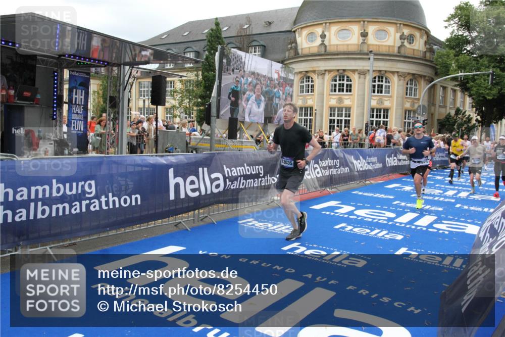 29.06.2025 - hella hamburg halbmarathon Michael Strokosch http://msf.ph/oto/8254450 29.06.2025 10:50:30 Ziel 3414, 4127, 4247, 5447, 6795, 8153, 8899, 11455, 12035, 12624, 14626, 17319, 18394 meine-sportfotos.de