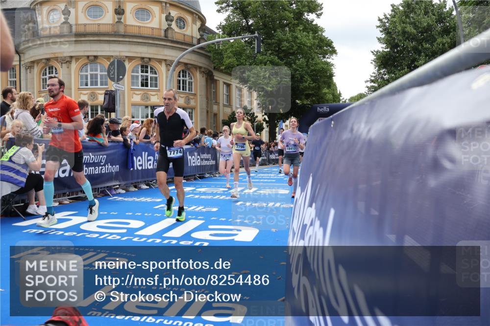 29.06.2025 - hella hamburg halbmarathon Strokosch-Dieckow http://msf.ph/oto/8254486 29.06.2025 10:41:28 Ziel 2579, 2797, 3204, 4893, 5987, 6771, 7432, 7774, 7796, 8358, 9885, 10783, 10894, 12588, 13457, 14275, 14555, 16084, 16816, 17159, 17882, 18412, 18442, 18491, 18509, 18573 meine-sportfotos.de