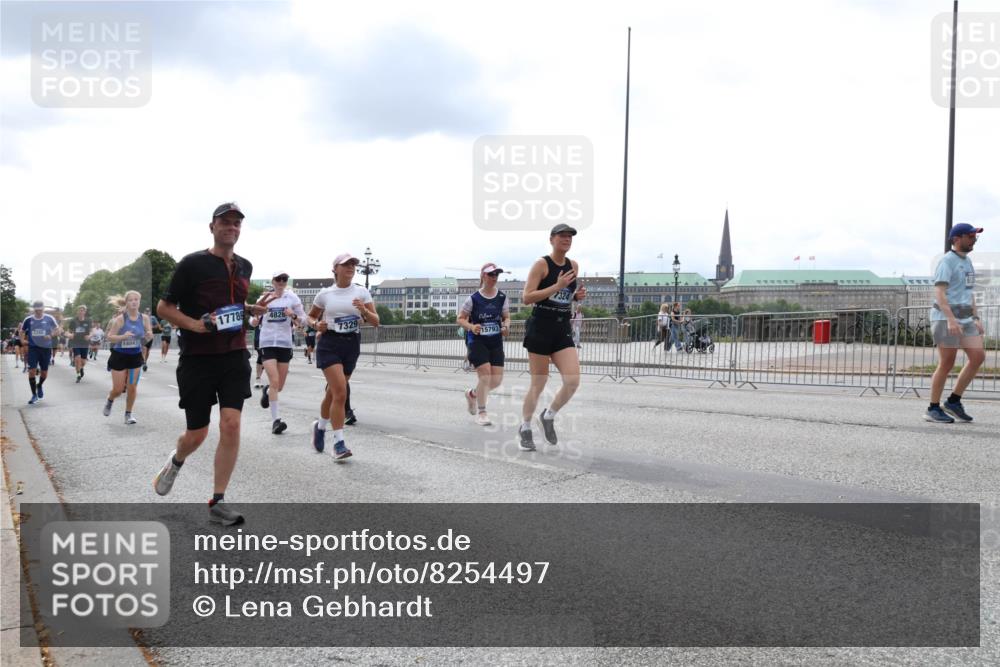 29.06.2025 - hella hamburg halbmarathon Lena Gebhardt http://msf.ph/oto/8254497 29.06.2025 10:34:18 Lombardsbrücke 1417, 1672, 1705, 1787, 2023, 2265, 2412, 2464, 2482, 2496, 2510, 2511, 2526, 2801, 2933, 3145, 3264, 3340, 3345, 3829, 3848, 4479, 4540, 4807, 4824, 4826, 5561, 5584, 5609, 5691, 6034, 6105, 6171, 6329, 6364, 6571, 6574, 7027, 7324, 7329, 7565, 7644, 8202, 8277, 8349, 8375, 8377, 8383, 8401, 8705, 8965, 9094, 9379, 9875, 9995, 10007, 10071, 10360, 10564, 11872, 13957, 16238, 16390, 16682, 16919, 17230, 18158, 18941 meine-sportfotos.de