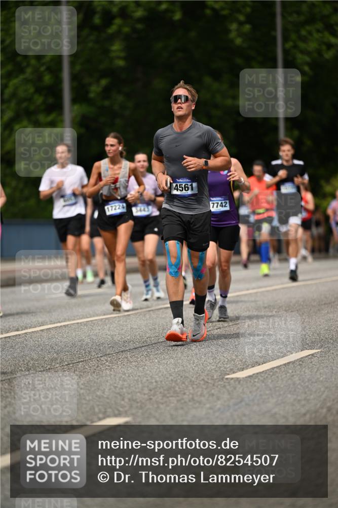 29.06.2025 - hella hamburg halbmarathon Dr. Thomas Lammeyer http://msf.ph/oto/8254507 29.06.2025 10:35:05 Kennedybrücke 1059, 1472, 1773, 2097, 2414, 2505, 2569, 2754, 2755, 2914, 3131, 3443, 4561, 4817, 5437, 5943, 6057, 6195, 6546, 6616, 6620, 6725, 6787, 7351, 7604, 7772, 8050, 8792, 9576, 9937, 10989 meine-sportfotos.de
