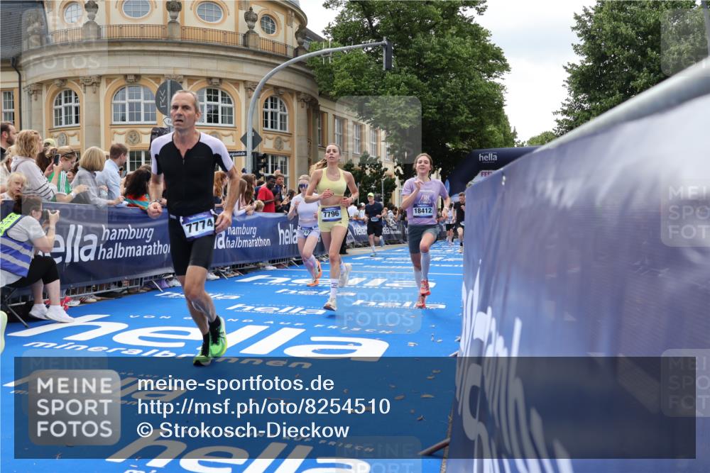 29.06.2025 - hella hamburg halbmarathon Strokosch-Dieckow http://msf.ph/oto/8254510 29.06.2025 10:41:28 Ziel 2579, 2797, 3204, 4893, 5987, 6771, 7432, 7774, 7796, 8358, 9885, 10783, 10894, 12588, 13457, 14275, 14555, 16084, 16816, 17159, 17882, 18412, 18442, 18491, 18509, 18573 meine-sportfotos.de
