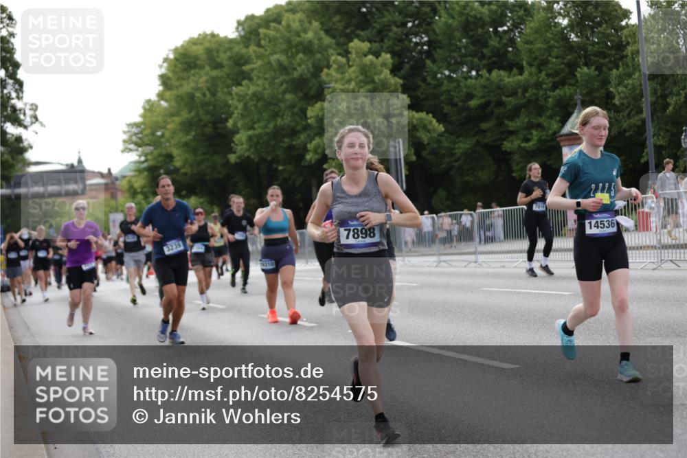 29.06.2025 - hella hamburg halbmarathon Jannik Wohlers http://msf.ph/oto/8254575 29.06.2025 10:31:29 Lombardsbrücke 1235, 1373, 1879, 2384, 2672, 2831, 2832, 3221, 3239, 3358, 3396, 3397, 3424, 3571, 3681, 3751, 3752, 4877, 5156, 5601, 6160, 6718, 6727, 7295, 7334, 7695, 7816, 7898, 8304, 8538, 8620, 8806, 9078, 9104, 9478, 9882, 10148, 10421, 10435, 10653, 11178, 12319, 12663, 12755, 13026, 14536, 14793, 15102, 16310, 17118, 17342, 17362, 18283, 18428, 18433, 18629, 18838 meine-sportfotos.de