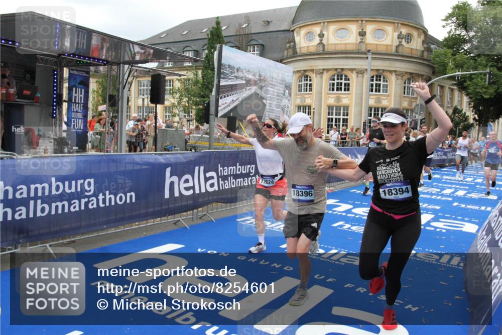 29.06.2025 - hella hamburg halbmarathon Michael Strokosch http://msf.ph/oto/8254601 29.06.2025 10:50:32 Ziel 3414, 4127, 5447, 6282, 6795, 7397, 8153, 11455, 12035, 12624, 13812, 14626, 16806, 17247, 17319, 18394 meine-sportfotos.de