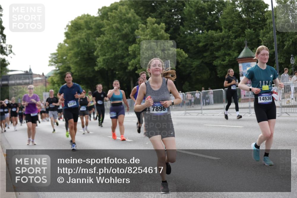 29.06.2025 - hella hamburg halbmarathon Jannik Wohlers http://msf.ph/oto/8254617 29.06.2025 10:31:29 Lombardsbrücke 1235, 1373, 1879, 2384, 2672, 2831, 2832, 3221, 3239, 3358, 3396, 3397, 3424, 3571, 3681, 3751, 3752, 4877, 5156, 5601, 6160, 6718, 6727, 7295, 7334, 7695, 7816, 7898, 8304, 8538, 8620, 8806, 9078, 9104, 9478, 9882, 10148, 10421, 10435, 10653, 11178, 12319, 12663, 12755, 13026, 14536, 14793, 15102, 16310, 17118, 17342, 17362, 18283, 18428, 18433, 18629, 18838 meine-sportfotos.de