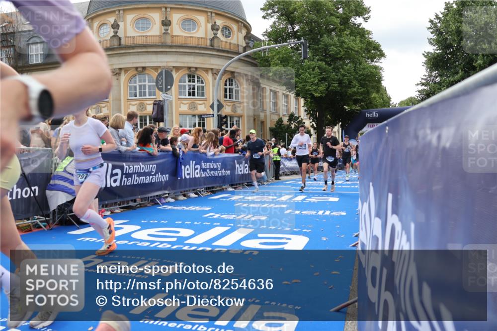 29.06.2025 - hella hamburg halbmarathon Strokosch-Dieckow http://msf.ph/oto/8254636 29.06.2025 10:41:30 Ziel 2579, 2797, 3204, 4893, 5987, 7774, 7796, 8358, 9885, 10894, 12588, 13457, 13714, 14275, 14555, 16084, 17159, 17882, 18412, 18442, 18491, 18509, 18573 meine-sportfotos.de