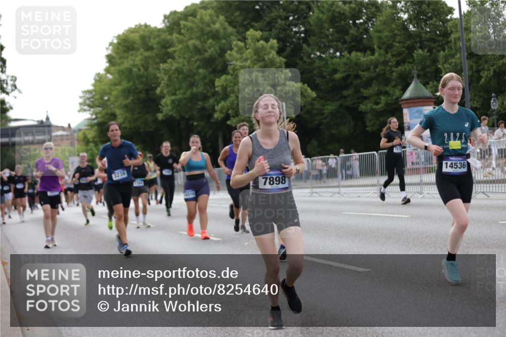 29.06.2025 - hella hamburg halbmarathon Jannik Wohlers http://msf.ph/oto/8254640 29.06.2025 10:31:30 Lombardsbrücke 1235, 1373, 1879, 2384, 2672, 2831, 2832, 3221, 3239, 3358, 3571, 3751, 3752, 4877, 5156, 5601, 6160, 6718, 6727, 7295, 7334, 7344, 7695, 7816, 7898, 8304, 8538, 8620, 8806, 9078, 9104, 9478, 9882, 10148, 10421, 10435, 10653, 11178, 12319, 12663, 12755, 13026, 14536, 14793, 15102, 16310, 17118, 17342, 18283, 18369, 18428, 18433, 18629, 18838, 18931 meine-sportfotos.de