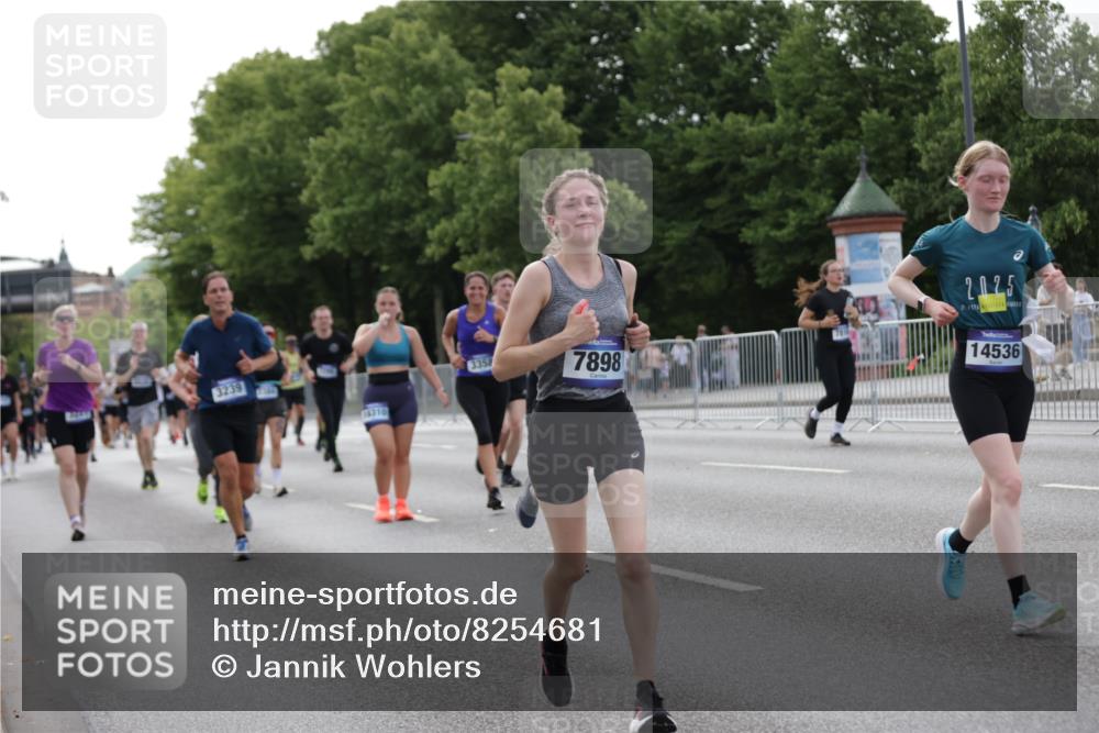 29.06.2025 - hella hamburg halbmarathon Jannik Wohlers http://msf.ph/oto/8254681 29.06.2025 10:31:30 Lombardsbrücke 1235, 1373, 1879, 2384, 2672, 2831, 2832, 3221, 3239, 3358, 3571, 3751, 3752, 4877, 5156, 5601, 6160, 6718, 6727, 7295, 7334, 7344, 7695, 7816, 7898, 8304, 8538, 8620, 8806, 9078, 9104, 9478, 9882, 10148, 10421, 10435, 10653, 11178, 12319, 12663, 12755, 13026, 14536, 14793, 15102, 16310, 17118, 17342, 18283, 18369, 18428, 18433, 18629, 18838, 18931 meine-sportfotos.de