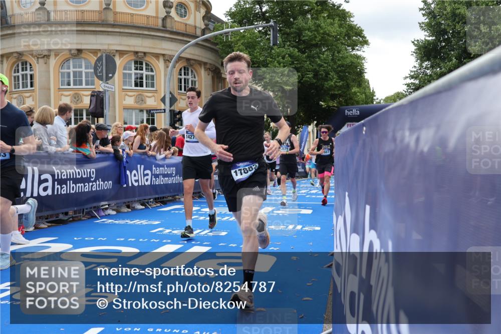 29.06.2025 - hella hamburg halbmarathon Strokosch-Dieckow http://msf.ph/oto/8254787 29.06.2025 10:41:31 Ziel 2579, 2797, 3204, 4893, 5987, 7774, 7796, 8358, 9885, 10894, 12588, 13457, 13714, 14275, 14555, 16084, 17159, 17882, 18412, 18442, 18491, 18573 meine-sportfotos.de