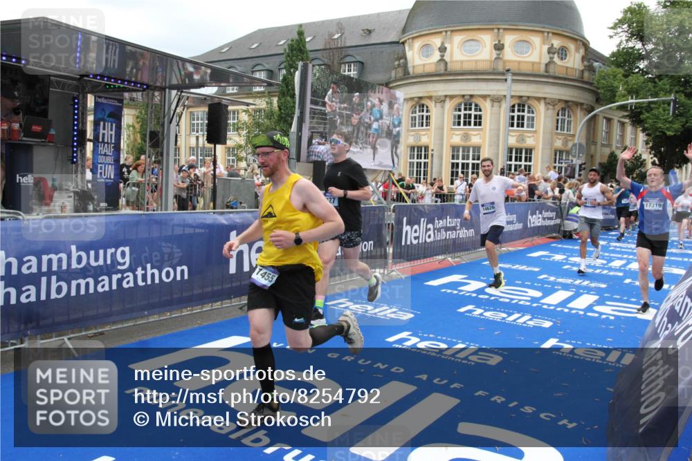 29.06.2025 - hella hamburg halbmarathon Michael Strokosch http://msf.ph/oto/8254792 29.06.2025 10:50:34 Ziel 1750, 3414, 4127, 5447, 6282, 7397, 8153, 8576, 11214, 11455, 12624, 13812, 14626, 15803, 16806, 17179, 17247, 17319, 18006, 18394 meine-sportfotos.de