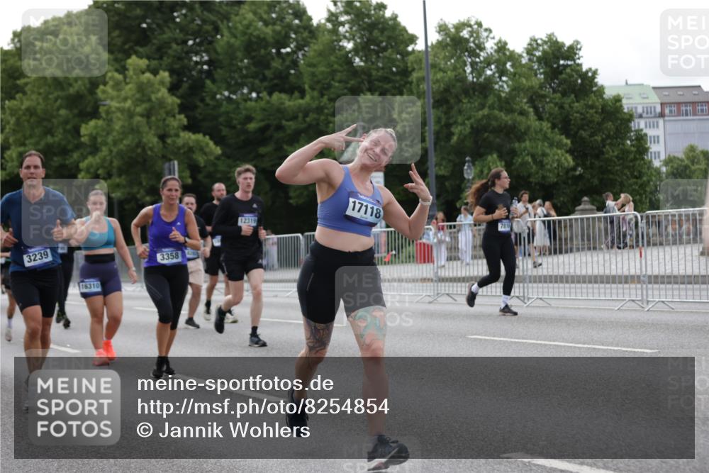 29.06.2025 - hella hamburg halbmarathon Jannik Wohlers http://msf.ph/oto/8254854 29.06.2025 10:31:31 Lombardsbrücke 1235, 1311, 1373, 1879, 2384, 2672, 2831, 2832, 3221, 3239, 3358, 3751, 3752, 4877, 5156, 5601, 6160, 6718, 6727, 7295, 7334, 7344, 7695, 7789, 7816, 7898, 8304, 8538, 8620, 9078, 9104, 9478, 10148, 10653, 11178, 12319, 12663, 12755, 13026, 14536, 14793, 15102, 16200, 16310, 17118, 17342, 18283, 18369, 18428, 18433, 18629, 18838, 18931 meine-sportfotos.de