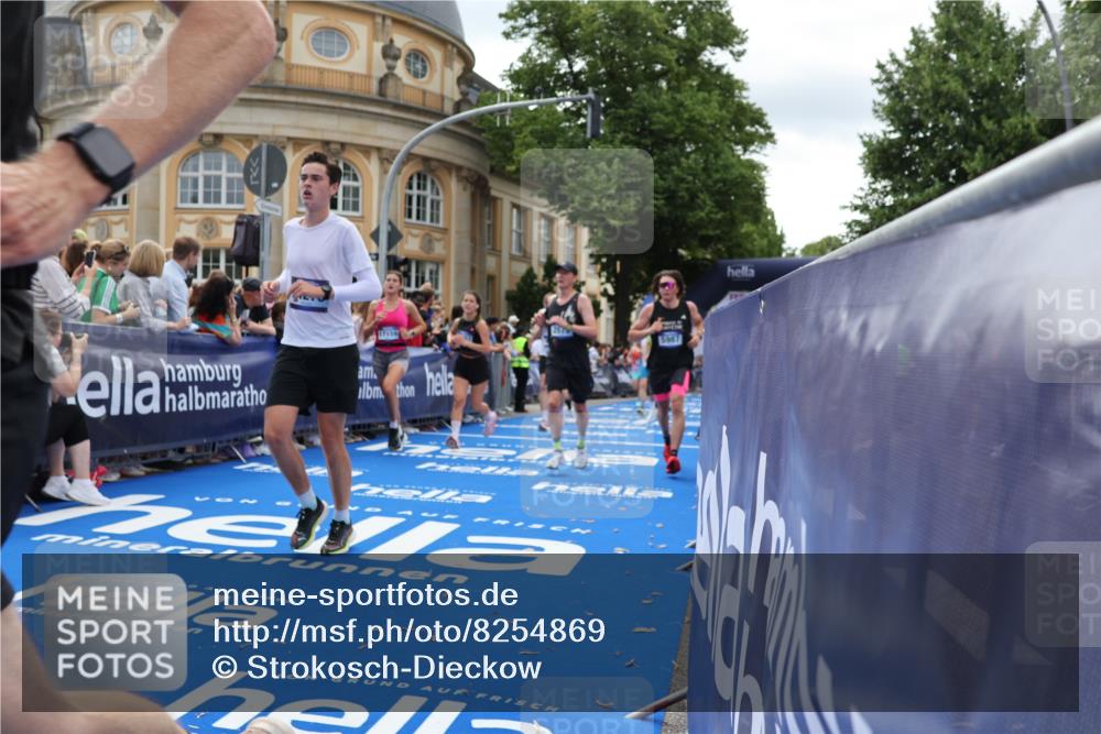29.06.2025 - hella hamburg halbmarathon Strokosch-Dieckow http://msf.ph/oto/8254869 29.06.2025 10:41:32 Ziel 2579, 2797, 3204, 4893, 5987, 7774, 7796, 8358, 9640, 9885, 10894, 12588, 13457, 13714, 14275, 14555, 16084, 17159, 17882, 18412, 18442, 18491 meine-sportfotos.de