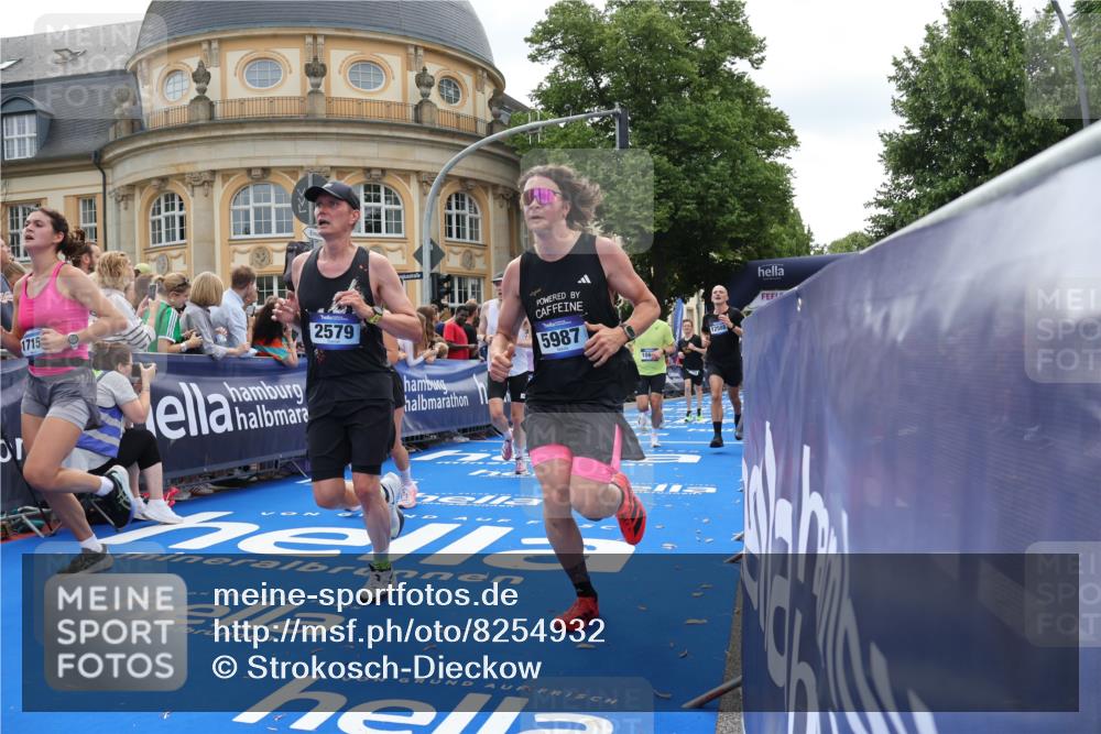 29.06.2025 - hella hamburg halbmarathon Strokosch-Dieckow http://msf.ph/oto/8254932 29.06.2025 10:41:33 Ziel 2579, 2797, 3204, 4893, 5987, 7796, 8358, 9640, 9885, 10894, 12588, 13457, 13714, 14275, 16084, 17159, 17882, 18442, 18491 meine-sportfotos.de