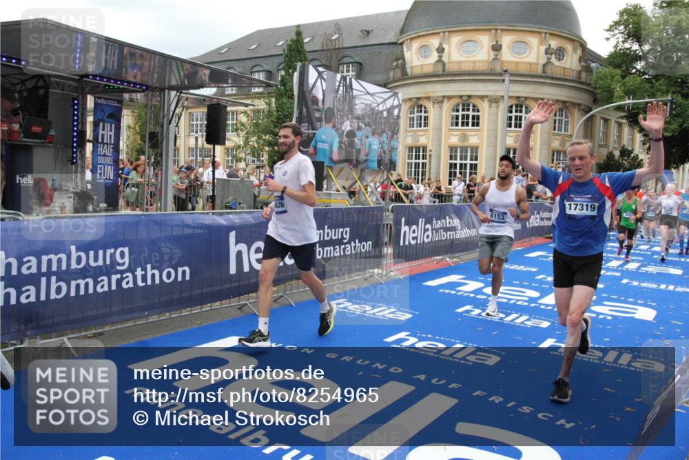 29.06.2025 - hella hamburg halbmarathon Michael Strokosch http://msf.ph/oto/8254965 29.06.2025 10:50:35 Ziel 1750, 3414, 4127, 5447, 6282, 7397, 8153, 8576, 11214, 11455, 12624, 13812, 14626, 15803, 16806, 17179, 17247, 17319, 18006 meine-sportfotos.de
