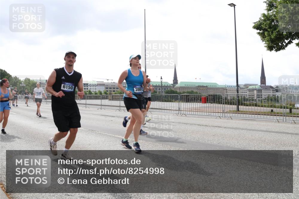 29.06.2025 - hella hamburg halbmarathon Lena Gebhardt http://msf.ph/oto/8254998 29.06.2025 10:45:49 Lombardsbrücke 1004, 1033, 1060, 1085, 1100, 1104, 1421, 1426, 1555, 1713, 1854, 1867, 1868, 1983, 2008, 2216, 2217, 2398, 2522, 2550, 2657, 2664, 2773, 2917, 2954, 2965, 2973, 3357, 3377, 4104, 4223, 4224, 4306, 4317, 4388, 4572, 5044, 5339, 5635, 5703, 5769, 5770, 5892, 5949, 6133, 6150, 6333, 6392, 6623, 6911, 6922, 7268, 7283, 7356, 7530, 7541, 7605, 7859, 7894, 8745, 9120, 9121, 9426, 9620, 10030, 10182, 10225, 10327, 10329, 10367, 10511, 11358 meine-sportfotos.de