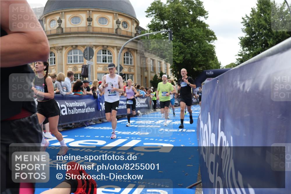 29.06.2025 - hella hamburg halbmarathon Strokosch-Dieckow http://msf.ph/oto/8255001 29.06.2025 10:41:34 Ziel 2579, 4893, 5987, 8358, 9640, 9885, 10894, 12588, 13457, 13714, 14275, 16084, 17159, 17882, 18442, 18491 meine-sportfotos.de