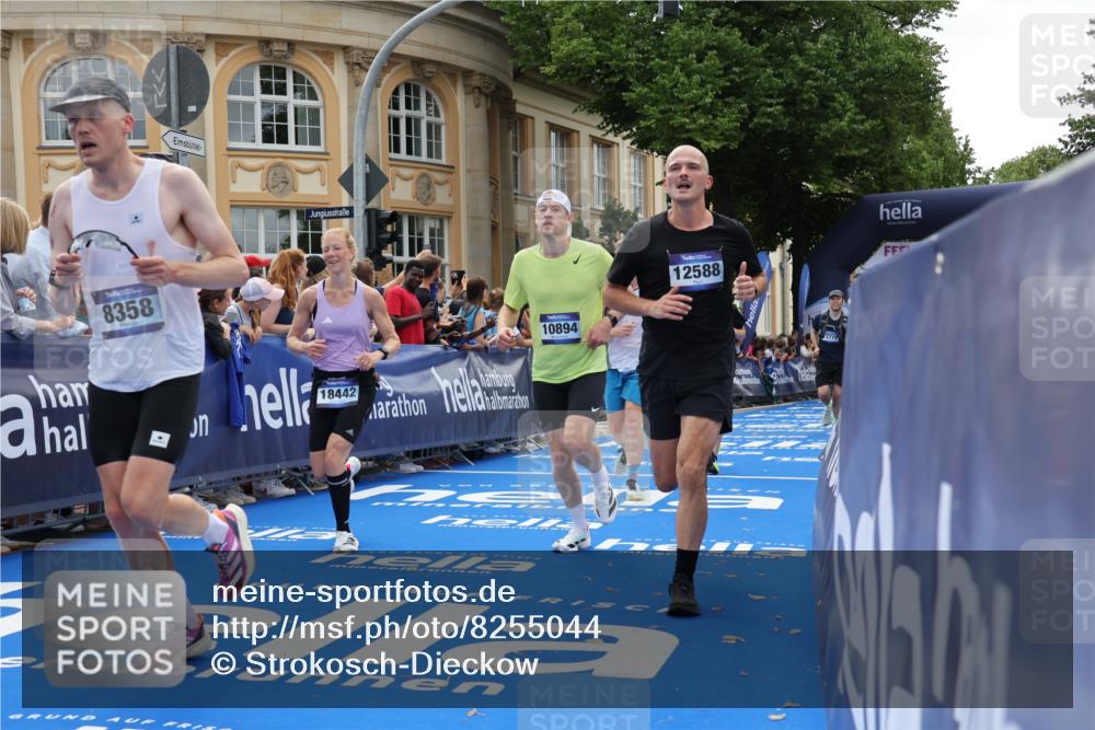 29.06.2025 - hella hamburg halbmarathon Strokosch-Dieckow http://msf.ph/oto/8255044 29.06.2025 10:41:34 Ziel 2579, 4893, 5987, 8358, 9640, 9885, 10894, 12588, 13457, 13714, 14275, 16084, 17159, 17882, 18442, 18491 meine-sportfotos.de