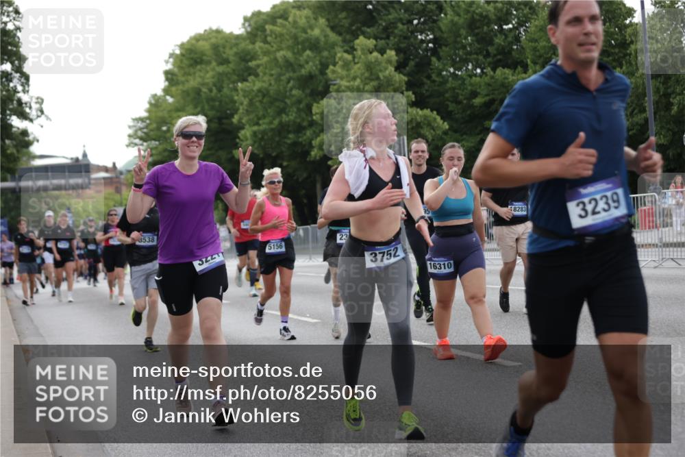 29.06.2025 - hella hamburg halbmarathon Jannik Wohlers http://msf.ph/oto/8255056 29.06.2025 10:31:33 Lombardsbrücke 1311, 1373, 2384, 2672, 2831, 2832, 3221, 3239, 3358, 3751, 3752, 4877, 5156, 5601, 6160, 6718, 6727, 7295, 7334, 7344, 7570, 7695, 7789, 7816, 7898, 8304, 8538, 8620, 9078, 10148, 10653, 11462, 12319, 12663, 12755, 13026, 14536, 14793, 16200, 16310, 17118, 17342, 17958, 18283, 18369, 18428, 18629, 18838, 18931 meine-sportfotos.de