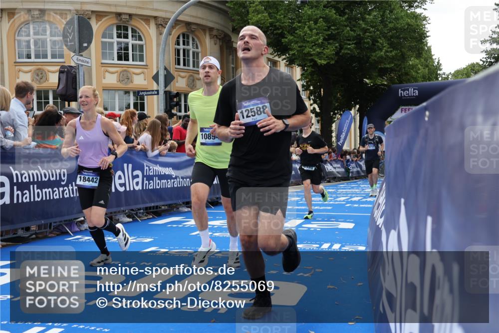 29.06.2025 - hella hamburg halbmarathon Strokosch-Dieckow http://msf.ph/oto/8255069 29.06.2025 10:41:35 Ziel 1512, 2579, 5987, 8358, 9640, 9885, 10894, 12588, 13457, 13714, 14275, 16084, 17159, 18442, 18491 meine-sportfotos.de