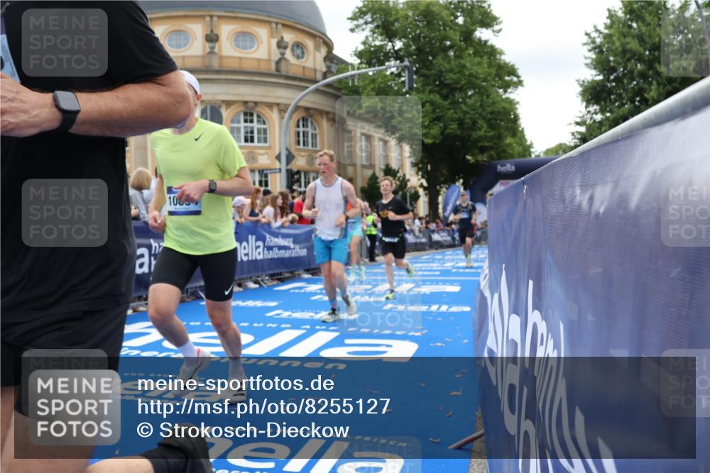 29.06.2025 - hella hamburg halbmarathon Strokosch-Dieckow http://msf.ph/oto/8255127 29.06.2025 10:41:35 Ziel 1512, 2579, 5987, 8358, 9640, 9885, 10894, 12588, 13457, 13714, 14275, 16084, 17159, 18442, 18491 meine-sportfotos.de
