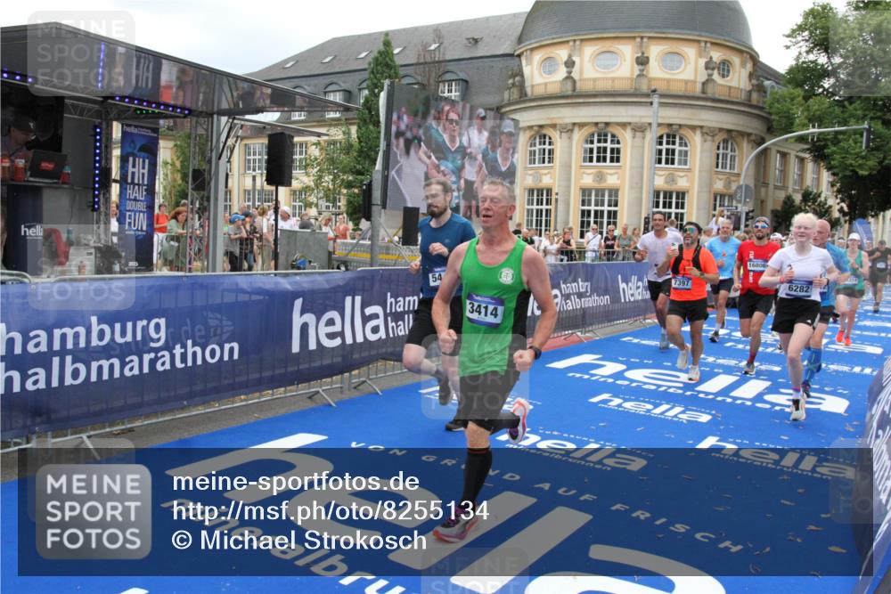 29.06.2025 - hella hamburg halbmarathon Michael Strokosch http://msf.ph/oto/8255134 29.06.2025 10:50:37 Ziel 1399, 1750, 3414, 4346, 5447, 6282, 6662, 7397, 7786, 8153, 8576, 9057, 11214, 13808, 13812, 13875, 14626, 15519, 15803, 16806, 17179, 17247, 17319, 18006 meine-sportfotos.de
