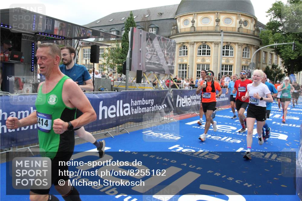 29.06.2025 - hella hamburg halbmarathon Michael Strokosch http://msf.ph/oto/8255162 29.06.2025 10:50:38 Ziel 1399, 1750, 3414, 4346, 5447, 6282, 6662, 7397, 7583, 7786, 8153, 8576, 9057, 11214, 13808, 13812, 13875, 15519, 15803, 16291, 16806, 17179, 17247, 18006, 18413 meine-sportfotos.de