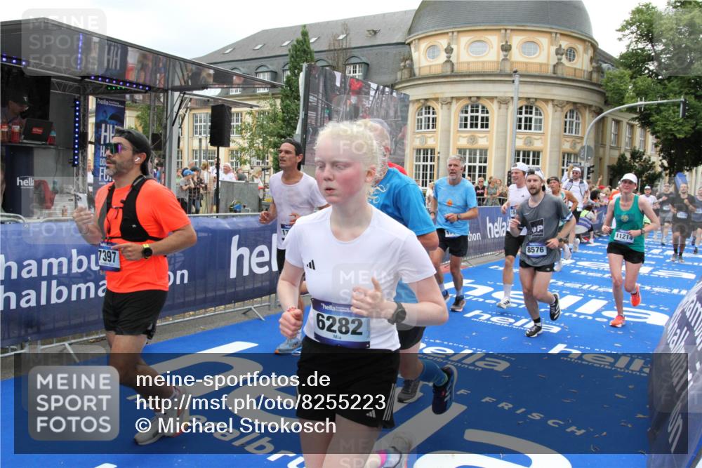 29.06.2025 - hella hamburg halbmarathon Michael Strokosch http://msf.ph/oto/8255223 29.06.2025 10:50:39 Ziel 1399, 1750, 3414, 4346, 5447, 6282, 6662, 7397, 7583, 7786, 8576, 9057, 11214, 13808, 13812, 13875, 15519, 15803, 16291, 16806, 17179, 17247, 18006, 18413 meine-sportfotos.de