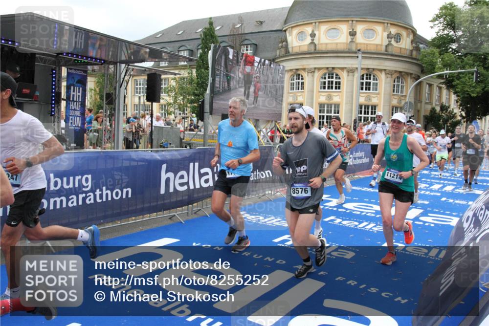 29.06.2025 - hella hamburg halbmarathon Michael Strokosch http://msf.ph/oto/8255252 29.06.2025 10:50:39 Ziel 1399, 1750, 3414, 4346, 5447, 6282, 6662, 7397, 7583, 7786, 8576, 9057, 11214, 13808, 13812, 13875, 15519, 15803, 16291, 16806, 17179, 17247, 18006, 18413 meine-sportfotos.de