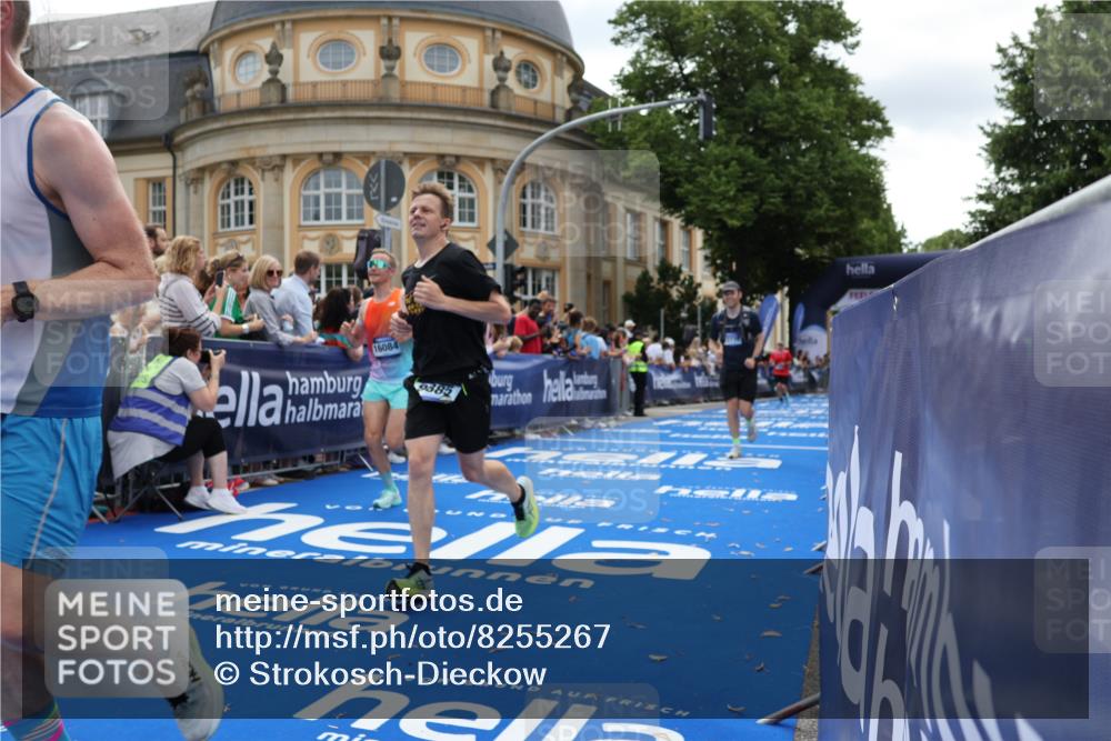 29.06.2025 - hella hamburg halbmarathon Strokosch-Dieckow http://msf.ph/oto/8255267 29.06.2025 10:41:37 Ziel 1512, 1763, 2579, 8358, 9640, 9885, 10894, 12588, 13457, 13714, 14275, 14346, 15535, 16084, 18442, 18491 meine-sportfotos.de