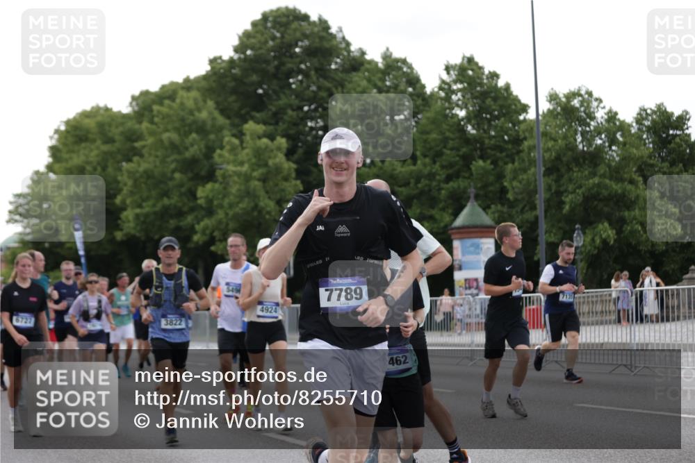 29.06.2025 - hella hamburg halbmarathon Jannik Wohlers http://msf.ph/oto/8255710 29.06.2025 10:31:42 Lombardsbrücke 1311, 1987, 2349, 2384, 2943, 3022, 3221, 3239, 3358, 3752, 3822, 4314, 4605, 4924, 5156, 5496, 5601, 5658, 5743, 6218, 6252, 6718, 6727, 7135, 7239, 7295, 7344, 7535, 7570, 7695, 7789, 7816, 8175, 8538, 10248, 10924, 11168, 11462, 12136, 12319, 12663, 12755, 12936, 13026, 13959, 13960, 14029, 14105, 14191, 14536, 14599, 15471, 16200, 17118, 17342, 17958, 18283, 18369, 18838, 18931 meine-sportfotos.de