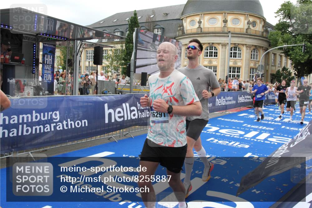29.06.2025 - hella hamburg halbmarathon Michael Strokosch http://msf.ph/oto/8255887 29.06.2025 10:50:45 Ziel 1399, 2234, 2788, 4346, 6662, 6712, 7134, 7583, 7786, 7952, 8657, 9057, 11356, 13701, 13808, 13875, 15426, 15519, 15720, 16291, 17129, 17908, 18229, 18370, 18413, 18820 meine-sportfotos.de