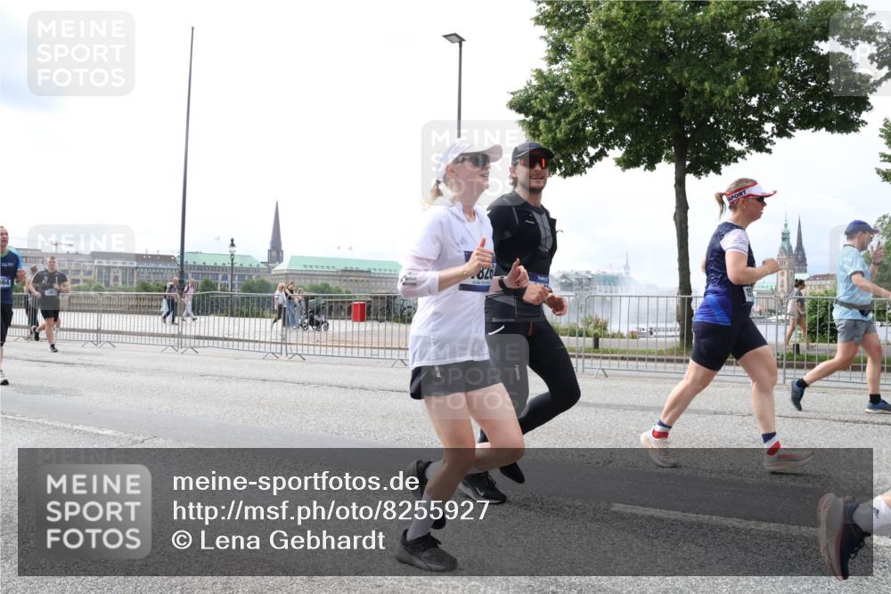 29.06.2025 - hella hamburg halbmarathon Lena Gebhardt http://msf.ph/oto/8255927 29.06.2025 10:34:20 Lombardsbrücke 1025, 1417, 1672, 1705, 1787, 2023, 2265, 2412, 2464, 2482, 2496, 2510, 2511, 2526, 2801, 2933, 3145, 3264, 3340, 3345, 3829, 3848, 4479, 4540, 4807, 4824, 4826, 5561, 5584, 5609, 5691, 6034, 6105, 6171, 6329, 6364, 6571, 6574, 7027, 7324, 7329, 7386, 7565, 7644, 7733, 8277, 8349, 8705, 8965, 9094, 9379, 9875, 10007, 10071, 10360, 10564, 10674, 11872, 13957, 16238, 16311, 16390, 16682, 16919, 17230, 18158, 18941 meine-sportfotos.de