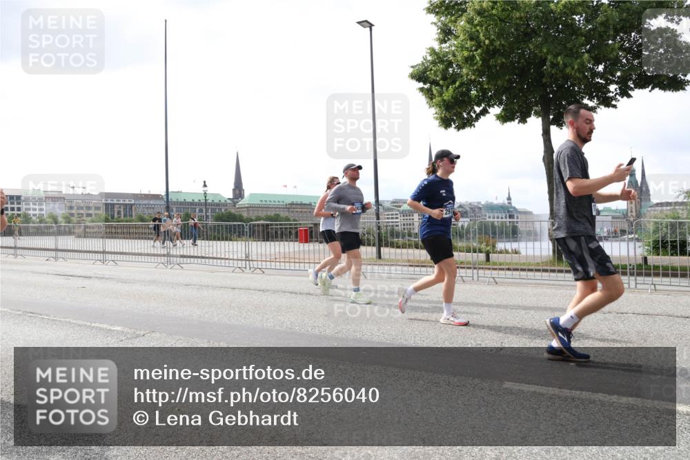 29.06.2025 - hella hamburg halbmarathon Lena Gebhardt http://msf.ph/oto/8256040 29.06.2025 10:45:51 Lombardsbrücke 1004, 1033, 1060, 1085, 1100, 1104, 1421, 1426, 1555, 1713, 1854, 1867, 1868, 1983, 2008, 2216, 2217, 2398, 2423, 2522, 2550, 2657, 2664, 2773, 2813, 2917, 2951, 2954, 2965, 2973, 3357, 3377, 4104, 4223, 4224, 4306, 4317, 4388, 4572, 5044, 5339, 5635, 5703, 5769, 5770, 5892, 6133, 6150, 6333, 6392, 6623, 6922, 7268, 7283, 7356, 7530, 7541, 7605, 7859, 7894, 8745, 9120, 9121, 9426, 9620, 10030, 10182, 10327, 10329, 10367, 10511, 11358, 11876 meine-sportfotos.de