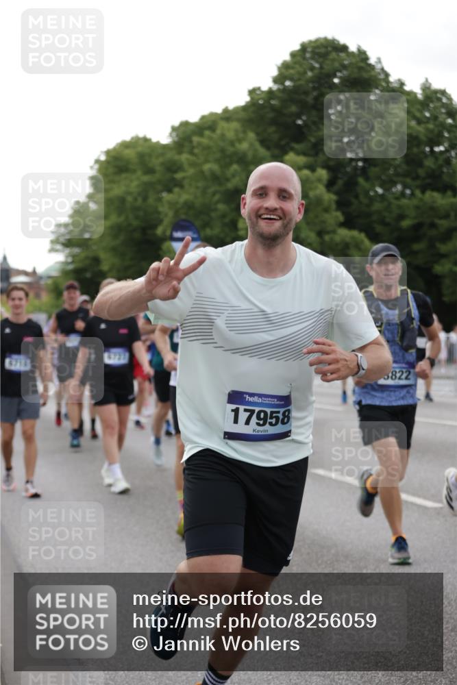 29.06.2025 - hella hamburg halbmarathon Jannik Wohlers http://msf.ph/oto/8256059 29.06.2025 10:31:44 Lombardsbrücke 1311, 1987, 2349, 2943, 3022, 3358, 3707, 3752, 3778, 3822, 4314, 4365, 4605, 4924, 5496, 5601, 5658, 5743, 6218, 6252, 7135, 7239, 7295, 7344, 7535, 7570, 7695, 7789, 7816, 8175, 8538, 9206, 10248, 10924, 11168, 11462, 12136, 12319, 12755, 12936, 13026, 13959, 13960, 14029, 14099, 14105, 14191, 14599, 15471, 15987, 16200, 17958, 18369, 18931 meine-sportfotos.de