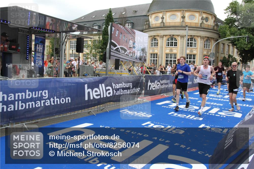 29.06.2025 - hella hamburg halbmarathon Michael Strokosch http://msf.ph/oto/8256074 29.06.2025 10:50:46 Ziel 2234, 2788, 5115, 6662, 6712, 7134, 7583, 7952, 8657, 11356, 13701, 13808, 13875, 15426, 15720, 16291, 17129, 17908, 18229, 18370, 18413, 18820 meine-sportfotos.de