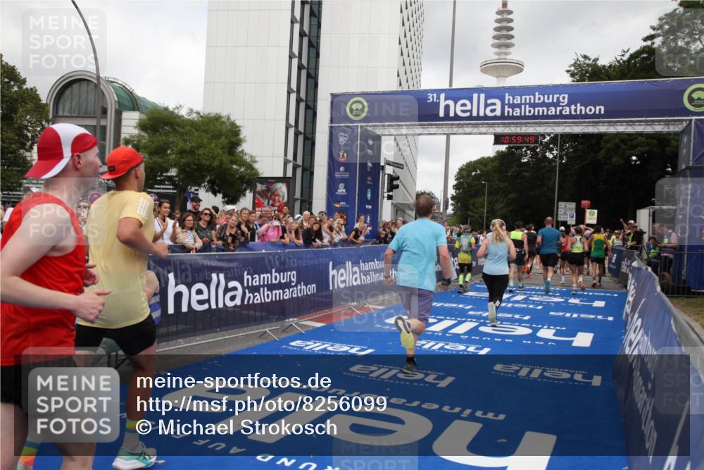 29.06.2025 - hella hamburg halbmarathon Michael Strokosch http://msf.ph/oto/8256099 29.06.2025 10:59:48 Ziel 2011, 2348, 2584, 2677, 2711, 2957, 6220, 8392, 9434, 9985, 11938, 12736, 14567, 14732, 16341, 16530, 18153, 18327, 18485, 19160 meine-sportfotos.de