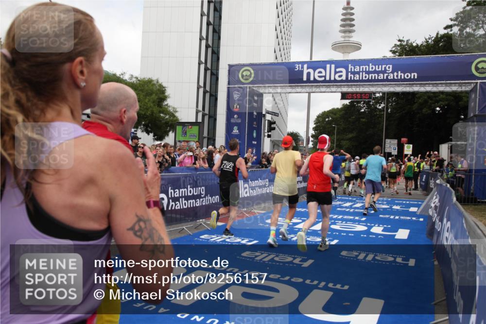 29.06.2025 - hella hamburg halbmarathon Michael Strokosch http://msf.ph/oto/8256157 29.06.2025 10:59:49 Ziel 2011, 2584, 2677, 2711, 2957, 3114, 9434, 9985, 11938, 12736, 14567, 14732, 16341, 16530, 18153, 18485, 19160 meine-sportfotos.de