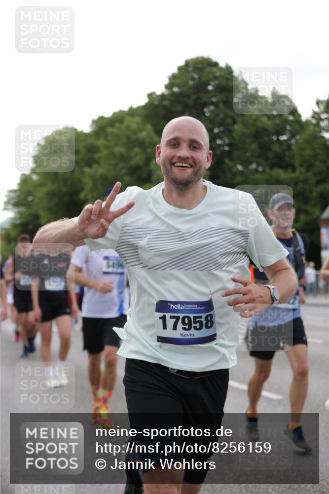 29.06.2025 - hella hamburg halbmarathon Jannik Wohlers http://msf.ph/oto/8256159 29.06.2025 10:31:44 Lombardsbrücke 1311, 1987, 2349, 2943, 3022, 3358, 3707, 3752, 3778, 3822, 4314, 4365, 4605, 4924, 5496, 5601, 5658, 5743, 6218, 6252, 7135, 7239, 7295, 7344, 7535, 7570, 7695, 7789, 7816, 8175, 8538, 9206, 10248, 10924, 11168, 11462, 12136, 12319, 12755, 12936, 13026, 13959, 13960, 14029, 14099, 14105, 14191, 14599, 15471, 15987, 16200, 17958, 18369, 18931 meine-sportfotos.de