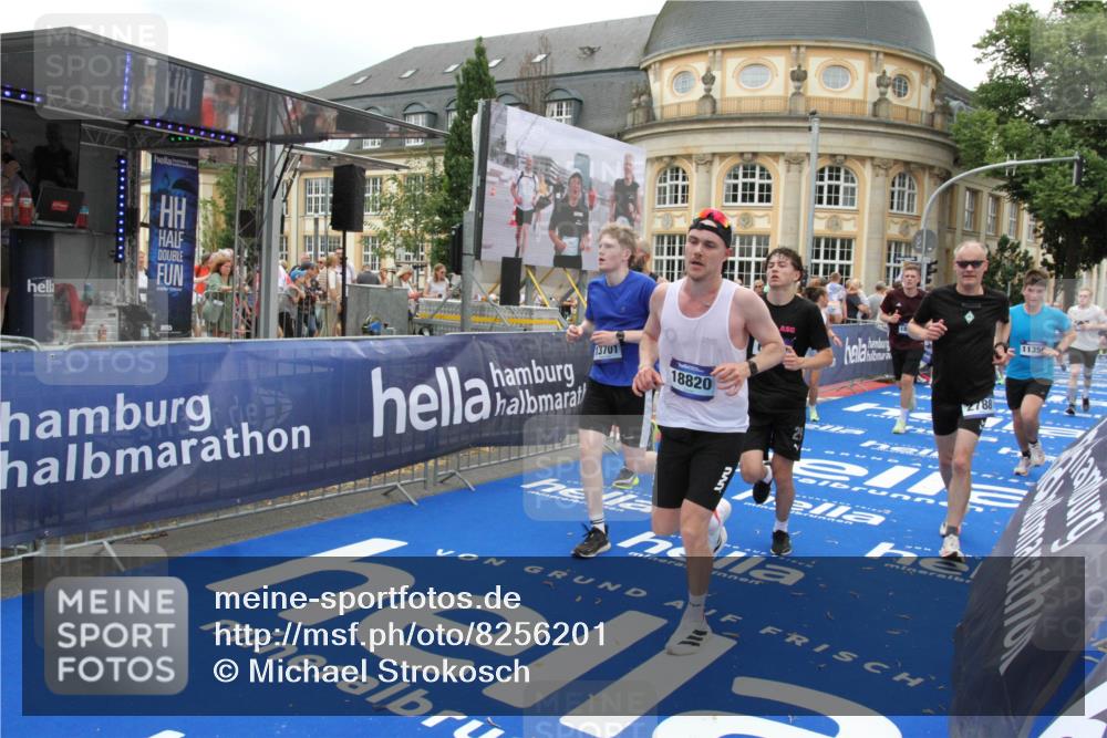 29.06.2025 - hella hamburg halbmarathon Michael Strokosch http://msf.ph/oto/8256201 29.06.2025 10:50:47 Ziel 2234, 2788, 5115, 6712, 7134, 7583, 7952, 8657, 11356, 13701, 15426, 15720, 16291, 17129, 17908, 18229, 18370, 18413, 18820 meine-sportfotos.de