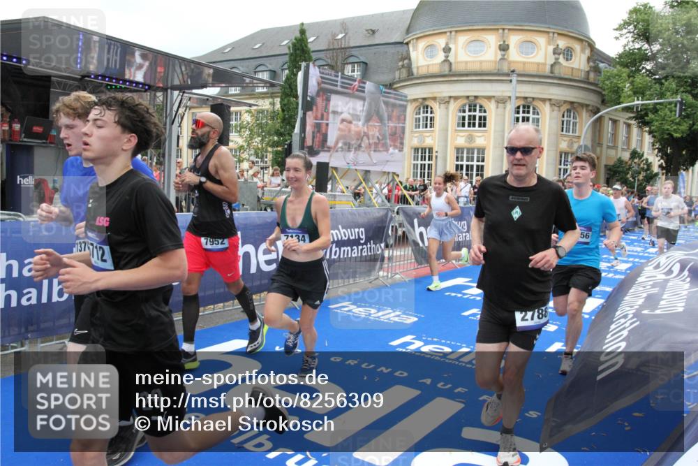 29.06.2025 - hella hamburg halbmarathon Michael Strokosch http://msf.ph/oto/8256309 29.06.2025 10:50:48 Ziel 2234, 2788, 5115, 6712, 7134, 7952, 8657, 11356, 13701, 15426, 15720, 17129, 17908, 18229, 18370, 18820 meine-sportfotos.de