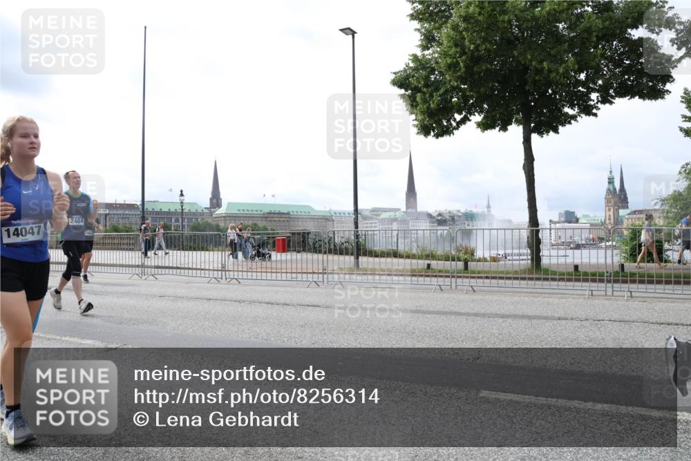 29.06.2025 - hella hamburg halbmarathon Lena Gebhardt http://msf.ph/oto/8256314 29.06.2025 10:34:21 Lombardsbrücke 1025, 1417, 1672, 1705, 1787, 2023, 2265, 2412, 2464, 2482, 2496, 2510, 2511, 2526, 2801, 2933, 3145, 3340, 3345, 3420, 3829, 3848, 4479, 4540, 4807, 4824, 4826, 5561, 5584, 5609, 5691, 6034, 6105, 6171, 6329, 6364, 6571, 6574, 7324, 7329, 7386, 7644, 7733, 8277, 8349, 8705, 8965, 9094, 9164, 9379, 9875, 10071, 10335, 10360, 10564, 10674, 11872, 13957, 16238, 16311, 16390, 16682, 16919, 17230, 18158, 18941 meine-sportfotos.de