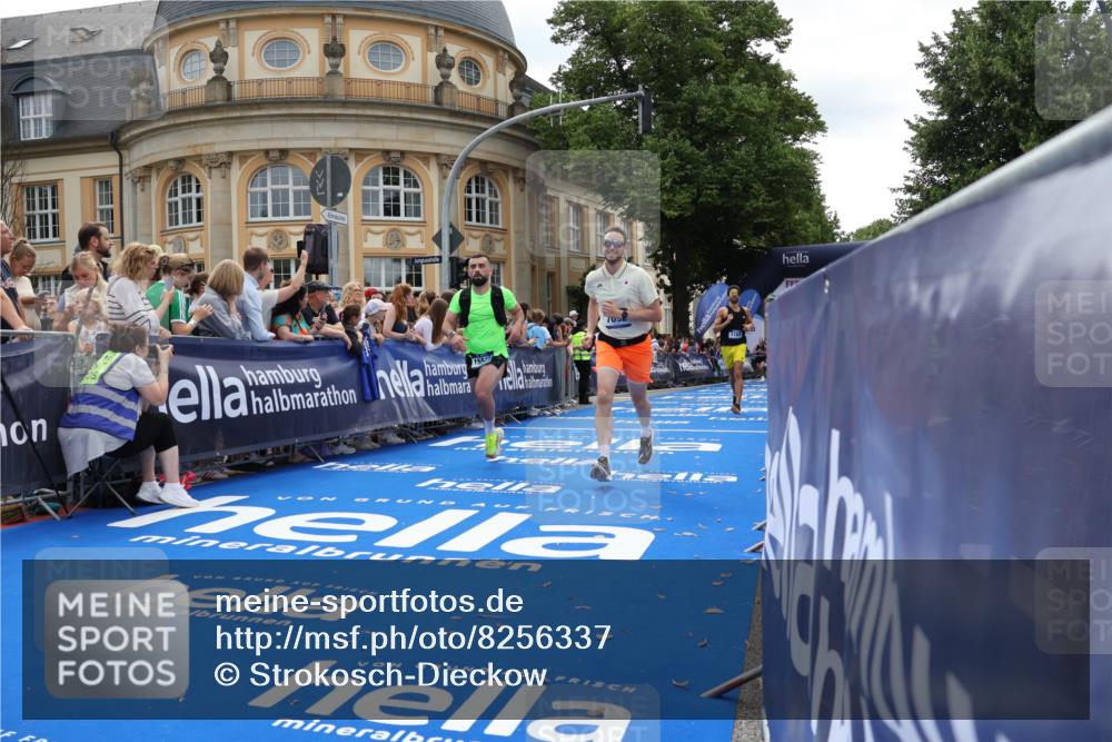29.06.2025 - hella hamburg halbmarathon Strokosch-Dieckow http://msf.ph/oto/8256337 29.06.2025 10:41:54 Ziel 1169, 5690, 6593, 7092, 7363, 8694, 10415, 11765, 12292, 13196, 15521, 15846, 15935, 16507, 17926, 18920, 19046 meine-sportfotos.de