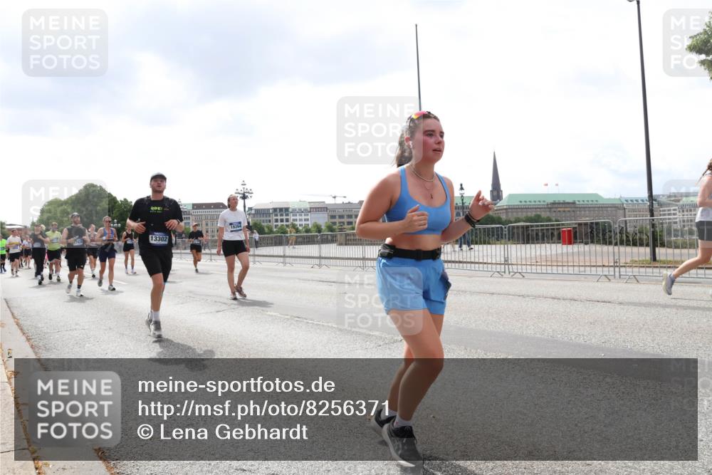 29.06.2025 - hella hamburg halbmarathon Lena Gebhardt http://msf.ph/oto/8256371 29.06.2025 10:45:51 Lombardsbrücke 1004, 1033, 1060, 1085, 1100, 1104, 1421, 1426, 1555, 1713, 1854, 1867, 1868, 1983, 2008, 2216, 2217, 2398, 2423, 2522, 2550, 2657, 2664, 2773, 2813, 2917, 2951, 2954, 2965, 2973, 3357, 3377, 4104, 4223, 4224, 4306, 4317, 4388, 4572, 5044, 5339, 5635, 5703, 5769, 5770, 5892, 6133, 6150, 6333, 6392, 6623, 6922, 7268, 7283, 7356, 7530, 7541, 7605, 7859, 7894, 8745, 9120, 9121, 9426, 9620, 10030, 10182, 10327, 10329, 10367, 10511, 11358, 11876 meine-sportfotos.de